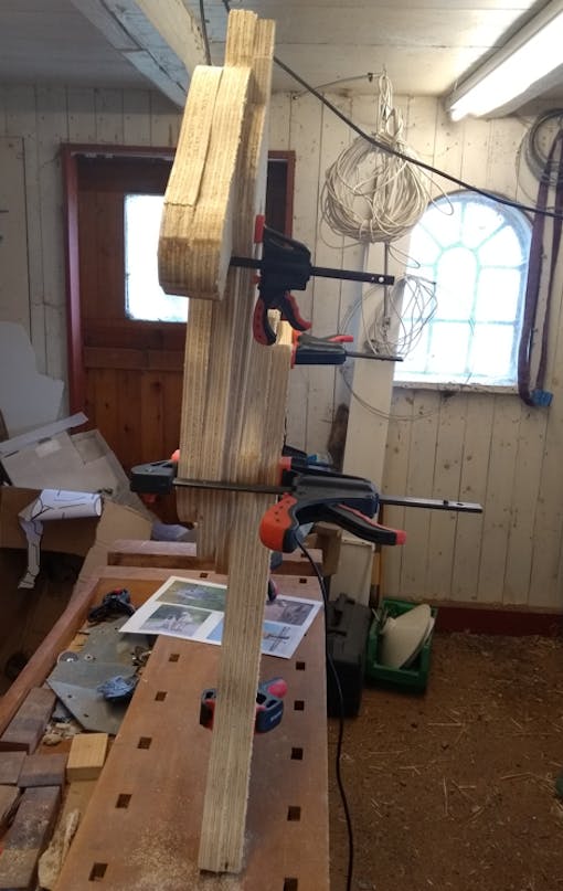 Vanerista rakennettu keinuhevonen syöttötuolilla Vanerista rakennettu keinuhevonen syöttötuolilla